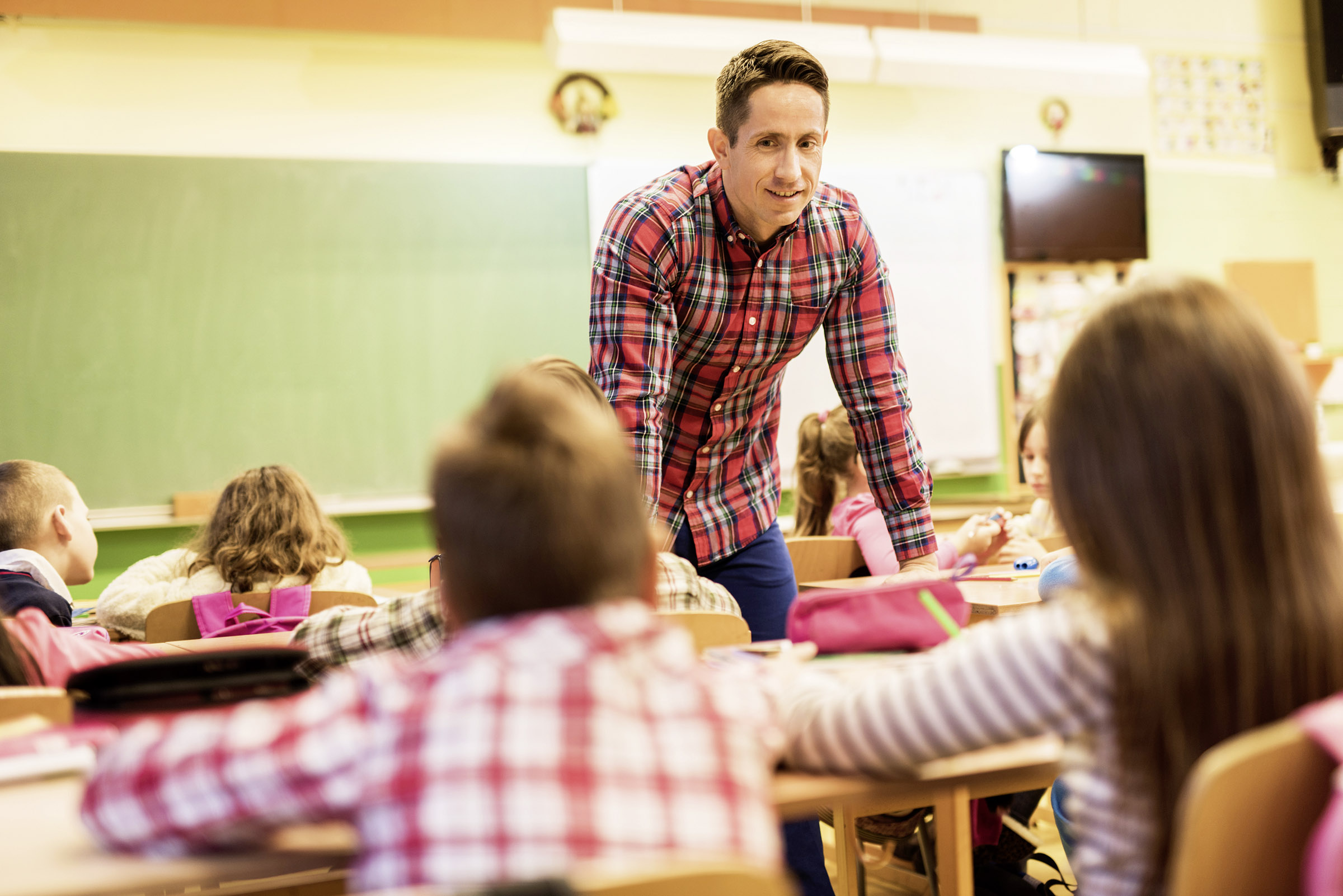 School teacher. Мужчина педагог в школе. Учитель мужчина дети. Учитель мужчина в классе. Учитель английского в классе.