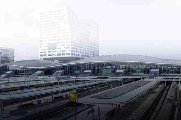 Treinstation Utrecht centraal gezien vanuit de Provincie