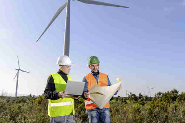 Twee mannen bekijken de plannen voor een veilige energietransitie 